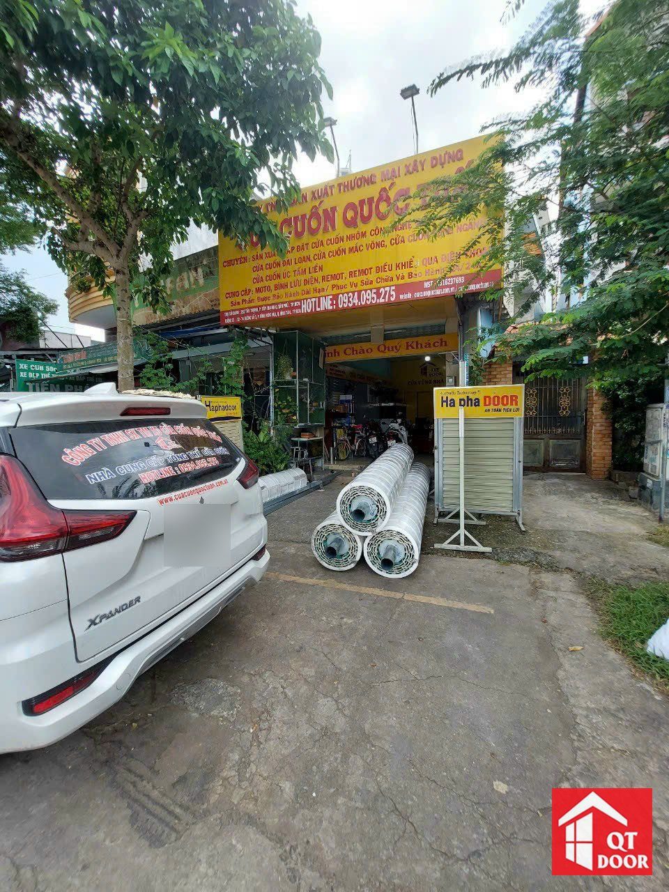 Mặt tiền cửa hàng Cửa Cuốn Quốc Tuấn ở 292 Tây Thạnh, Phường Tây Thạnh, TP.HCM: biển hiệu vàng, cuộn lá cửa và mẫu cửa đặt trước cửa